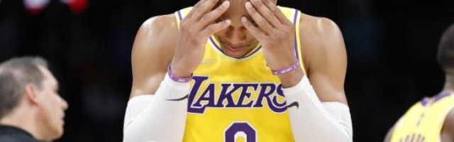 开云体育-13中1失误6次入账54万美元 韦少：要做更好的自己